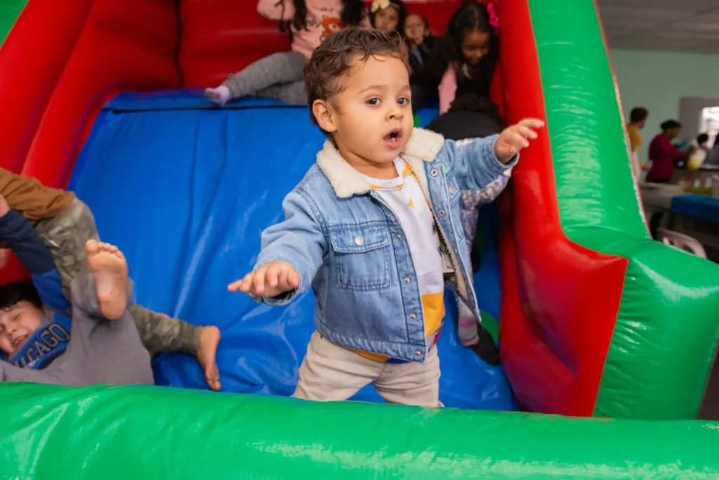 criança feliz na festa de aniversario dela